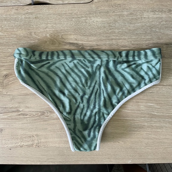 Komala and Sumatra Set in Savanna - Picture 7 of 9